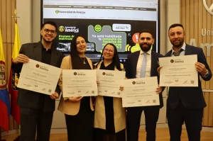 Comunicaciones 47 Graduados de la Universidad de América muestran sus certificados académicos en ceremonia oficial. Educación y empleo en Colombia