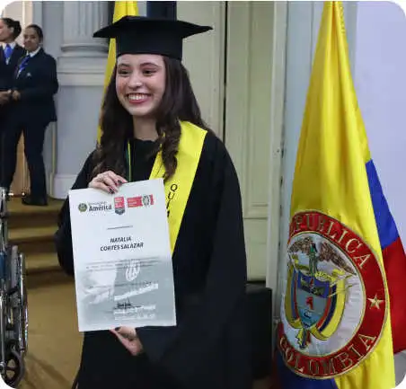 Economía 2 Egresada del programa de Economía de la Universidad de América recibiendo su diploma en ceremonia de grado en Bogotá