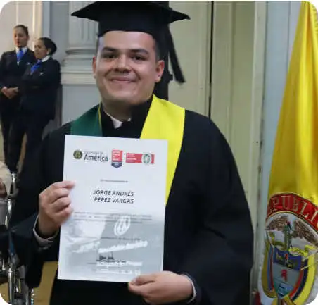 Egresado de Ingeniería Mecánica de la Universidad de América recibiendo diploma de grado en Bogotá