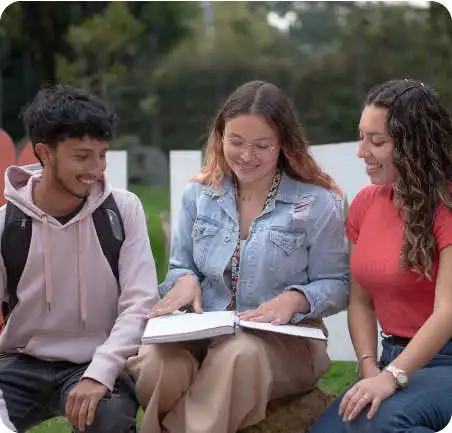 Economía 1 Estudiantes de Economía de la Universidad de América compartiendo conocimientos en el campus