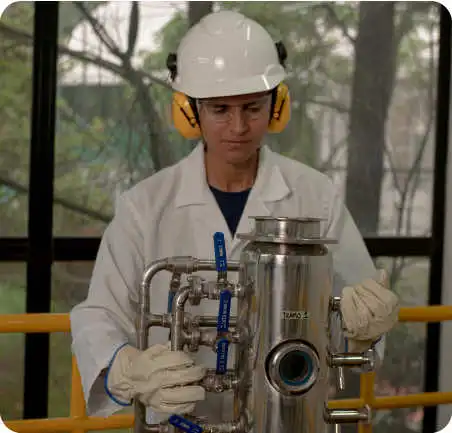 Ingeniería Industrial 3 Estudiante de Ingeniería Industrial de la Universidad de América trabajando en planta con equipos de procesos industriales