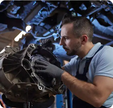 Ingeniero mecánico trabajando en el mantenimiento de un motor automotriz