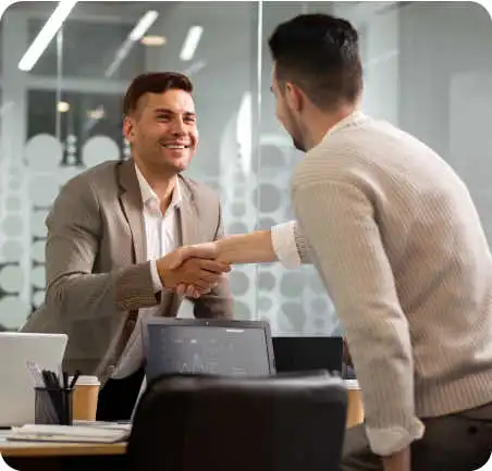 Negocios Internacionales 3 Egresado de Negocios Internacionales de la Universidad de América estrechando la mano en una negociación empresarial