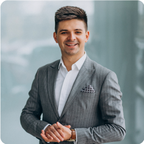 Egresado de la Universidad de América en traje formal