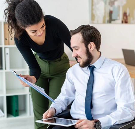 Profesionales analizando gráficos y reportes de productividad empresarial en equipo.