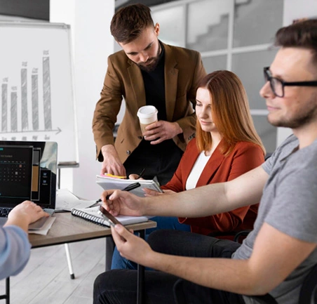 Profesionales revisando gráficos e indicadores de desempeño para la mejora continua de procesos.