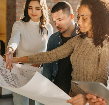 Profesional estudia mapas y documentos para proyectos de ordenamiento territorial.