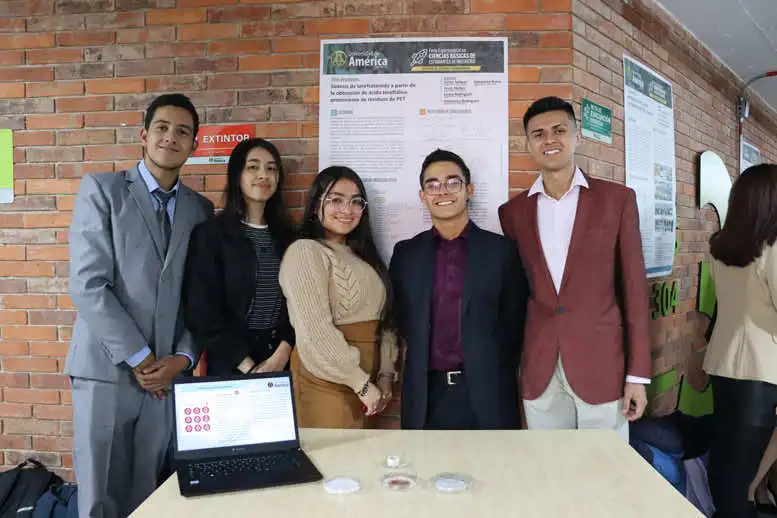 Estudiantes de la Universidad de América presentando un proyecto de investigación en el marco de convocatorias internas.