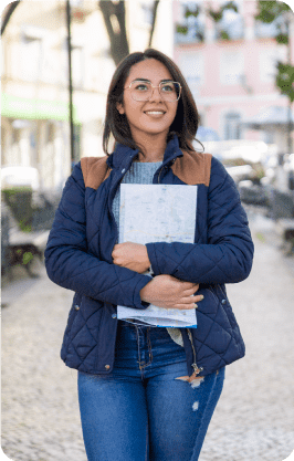 Estudiante con cuaderno sonriente en el Curso de Alemán de la Universidad de América