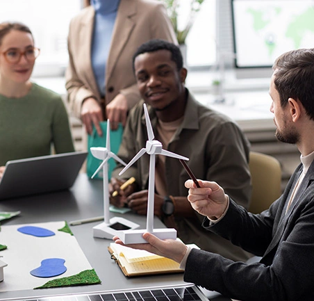 Estudiante diseñando proyectos ambientales con modelos de energía limpia.