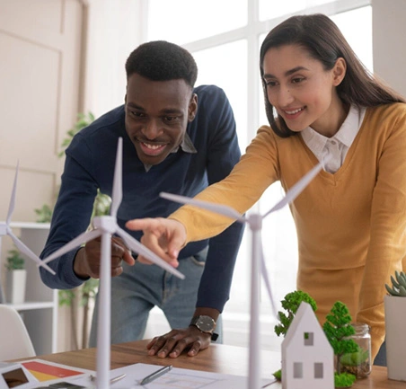 Estudiantes exploran prototipos de energía renovable y estrategias de sostenibilidad.