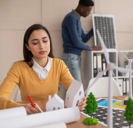 Grupo de profesionales discutiendo estrategias de energía renovable y gestión ambiental.