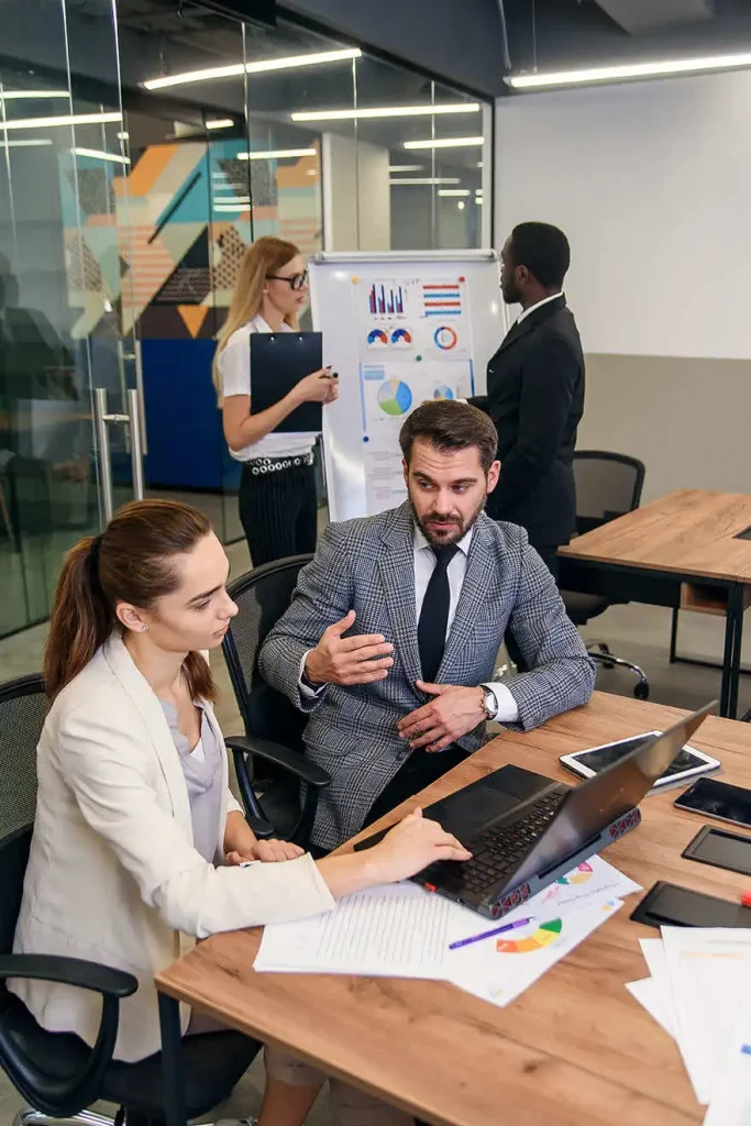 Especialización en Gerencia de Empresas 1 Profesionales analizando datos y estrategias en la Especialización en Gerencia de Empresas de la Universidad de América
