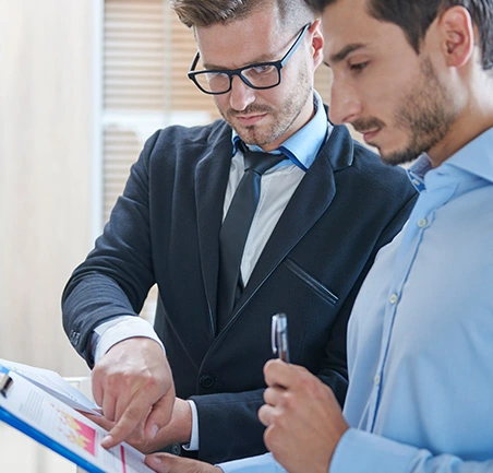 Especialización en Gerencia de Empresas 3 Profesionales revisando indicadores y resultados en la Especialización en Gerencia de Empresas de la Universidad de América