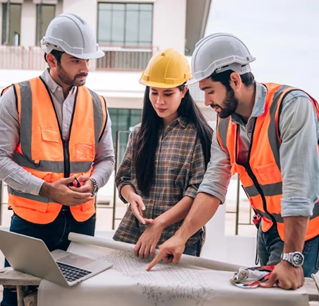 Ingenieros revisando planos durante la Especialización en Gerencia de Empresas Constructoras de la Universidad de América