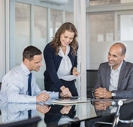 Especialización en Gerencia de Empresas 4 Ejecutivos en reunión estratégica como parte de la Especialización en Gerencia de Empresas de la Universidad de América
