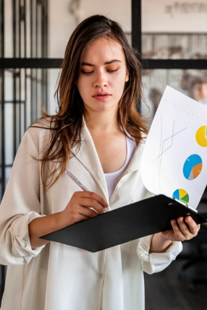 Estudiante analizando gráficos en la Especialización en Gerencia de la Calidad Virtual de la Universidad de América