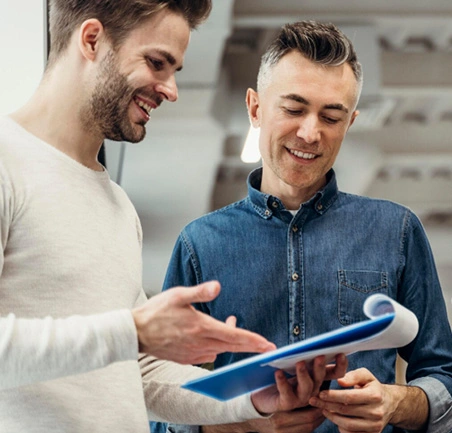 Profesionales revisando documentos de gestión en la Especialización en Gerencia de la Calidad Virtual de la Universidad de América