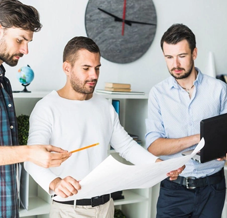 Equipo de profesionales revisando informes en la Especialización en Gerencia de la Calidad Virtual de la Universidad de América