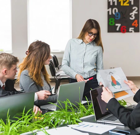 Estudiantes presentando análisis de gestión en la Especialización en Gerencia de Proyectos de la Universidad de América