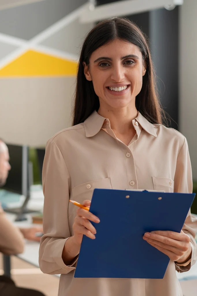 Profesional con portapapeles en la Especialización en Gerencia del Talento Humano de la Universidad de América