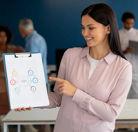 Estudiante presentando modelo de gestión en la Especialización en Gerencia del Talento Humano de la Universidad de América