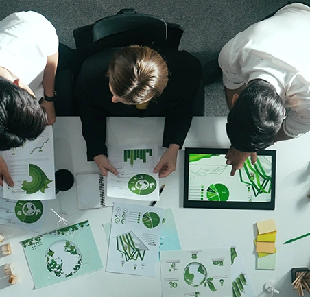 Equipo de trabajo revisando informes ambientales en la Especialización en Gestión Ambiental de la Universidad de América