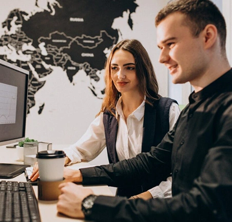 Especialización en Negocios Internacionales e Integración Económica 3 Profesionales analizando gráficos en la Especialización en Negocios Internacionales e Integración Económica de la Universidad de América