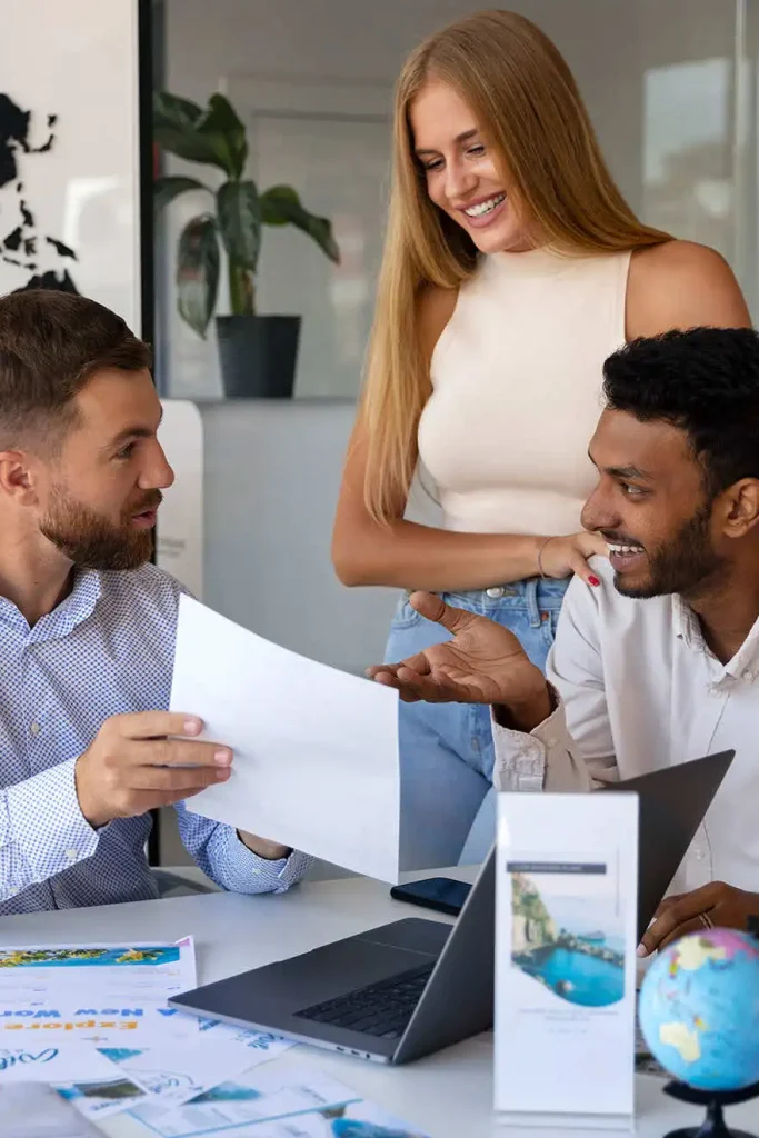 Especialización en Negocios Internacionales e Integración Económica 1 Estudiantes discutiendo estrategias globales en la Especialización en Negocios Internacionales e Integración Económica de la Universidad de América