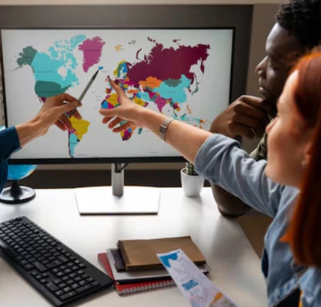 Especialización en Negocios Internacionales e Integración Económica 5 Profesionales analizando mapas mundiales en la Especialización en Negocios Internacionales e Integración Económica de la Universidad de América