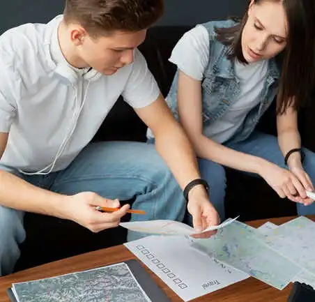 Dos estudiantes trabajando con mapas en la Especialización en Planeación Territorial de la Universidad de América