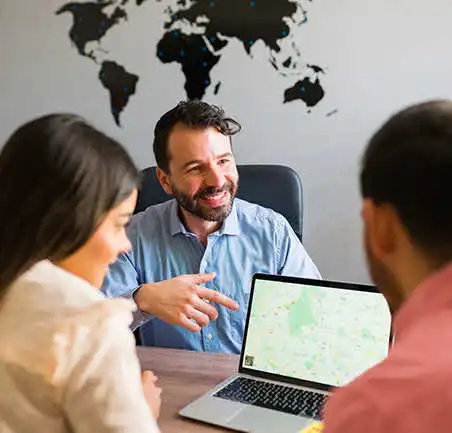 Profesor explicando con mapas digitales en la Especialización en Planeación Territorial de la Universidad de América