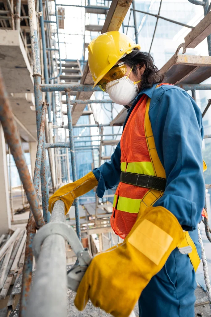 Especialización en Gestión de la Seguridad y Salud en el Trabajo 1 Trabajador en obra con equipo de protección en la Especialización en Gestión de la Seguridad y Salud en el Trabajo de la Universidad de América