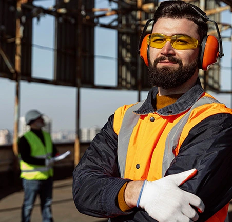 Especialización en Gestión de la Seguridad y Salud en el Trabajo 3 Trabajador con elementos de protección industrial en la Especialización en Gestión de la Seguridad y Salud en el Trabajo de la Universidad de América