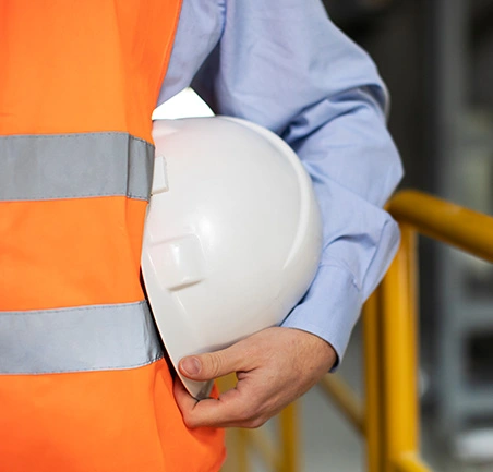 Especialización en Gestión de la Seguridad y Salud en el Trabajo 4 Profesional con casco de seguridad en la Especialización en Gestión de la Seguridad y Salud en el Trabajo de la Universidad de América