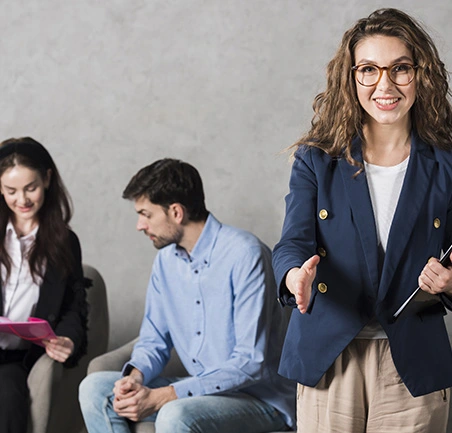 Maestría en Gerencia del Talento Humano 4 Profesional exponiendo estrategias de desarrollo organizacional en sesión de la Maestría en Gerencia del Talento Humano.