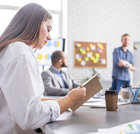 Estudiante de la Maestría en Gerencia del Talento Humano Virtual tomando apuntes durante una clase online.