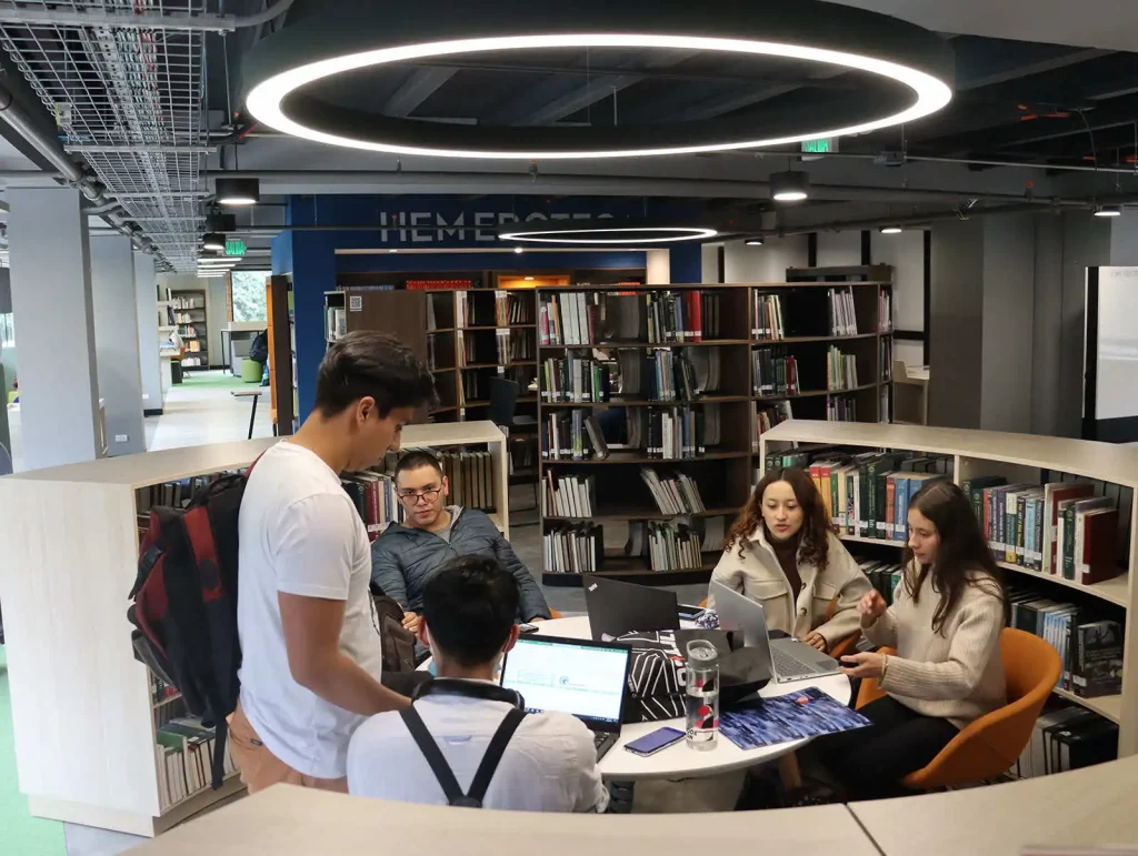 Estudiantes trabajando en grupo en el CRAI Universidad de América.
