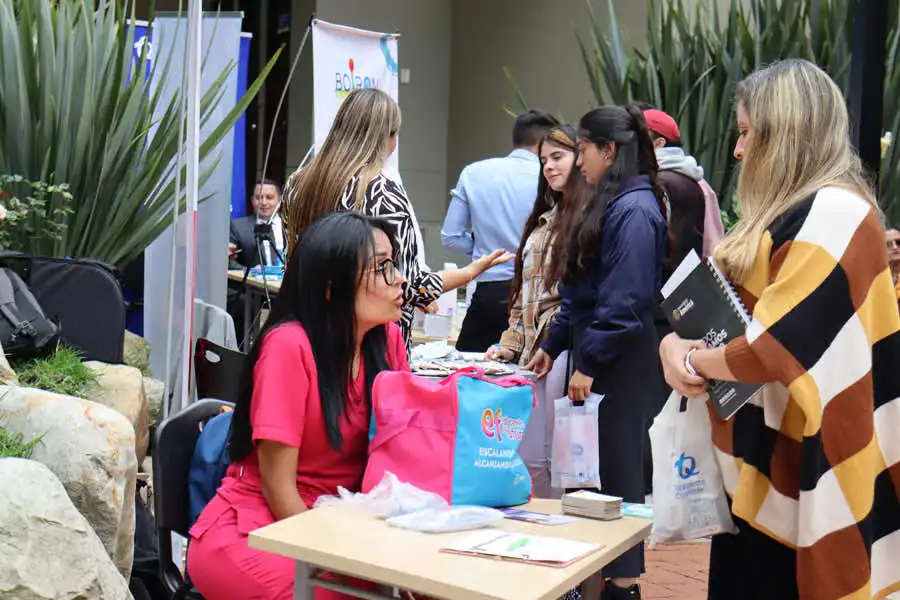 Feria de salud integral del Bienestar Institucional de la Universidad de América con atención y orientación médica para estudiantes.