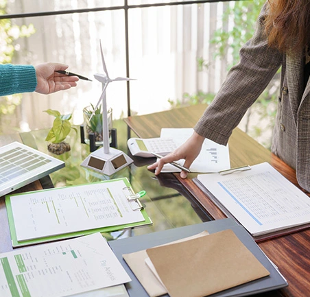 Profesionales revisan indicadores de gestión ambiental y sostenibilidad corporativa.