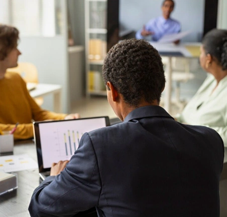 Docente guiando a estudiantes en la Maestría Virtual en Gerencia del Talento Humano.