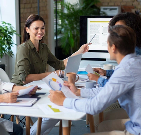 Estudiante administrando su tiempo y proyectos de calidad desde un entorno virtual