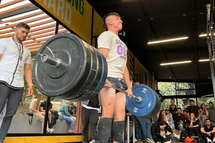 Estudiante entrenando en el gimnasio de la Universidad de América como parte de las actividades del Bienestar Institucional.