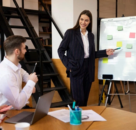 Maestría en Gerencia del Talento Humano 3 Profesional en silla de ruedas participando en equipo de trabajo diverso en la Maestría en Gerencia del Talento Humano.