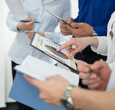 Profesionales colaborando en un entorno inclusivo enfocado en la gestión de la calidad y la productividad.