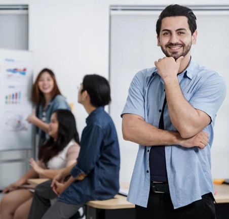 Profesional sonriente participando en equipo virtual de liderazgo y desarrollo organizacional.