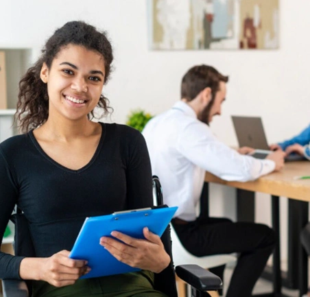 Maestría en Gerencia del Talento Humano 2 Estudiantes de la Maestría en Gerencia del Talento Humano participando en reunión de liderazgo y gestión de equipos.