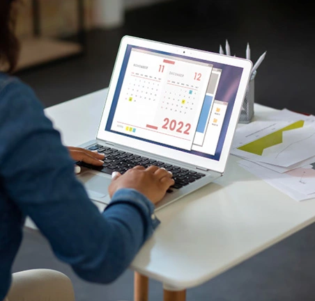 Profesional exponiendo resultados de gestión de calidad y productividad en presentación virtual.