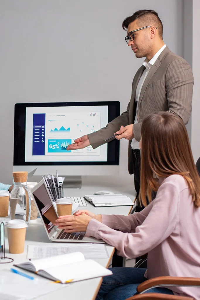 Profesionales analizando gráficos financieros durante la Maestría en Administración MBA de la Universidad de América.