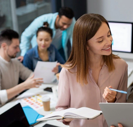 Estudiantes de la Maestría en Administración MBA colaborando en estrategias de negocios.